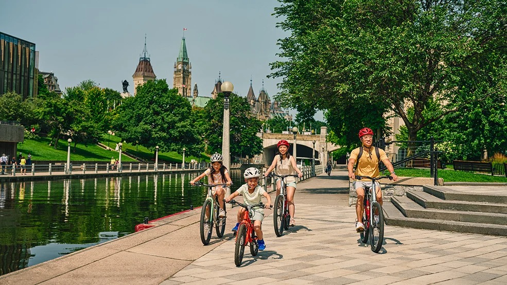 Rideau Canal: Family Cycling